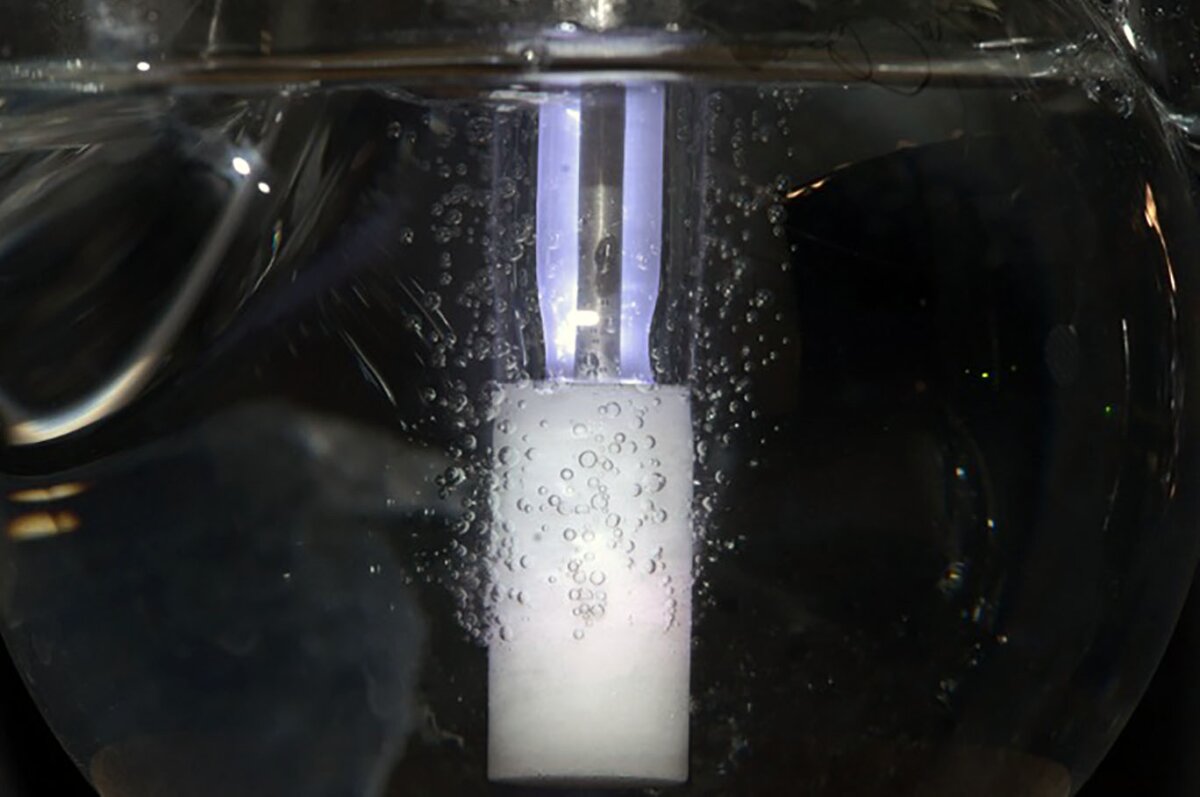 Scientists produce cleaner fuel by 'catching lightning in a bottle'
