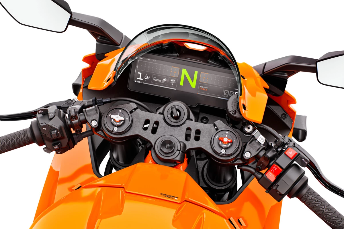 The 8.8-inch TFT touchscreen display with adjustable split-screen and haptic switchcube controls