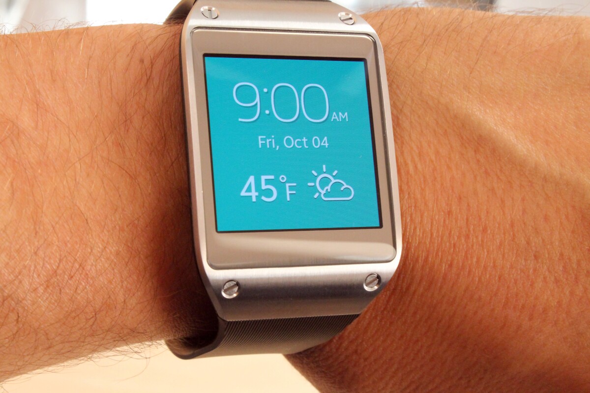 You can change the watch's background color, and choose from several default watchfaces