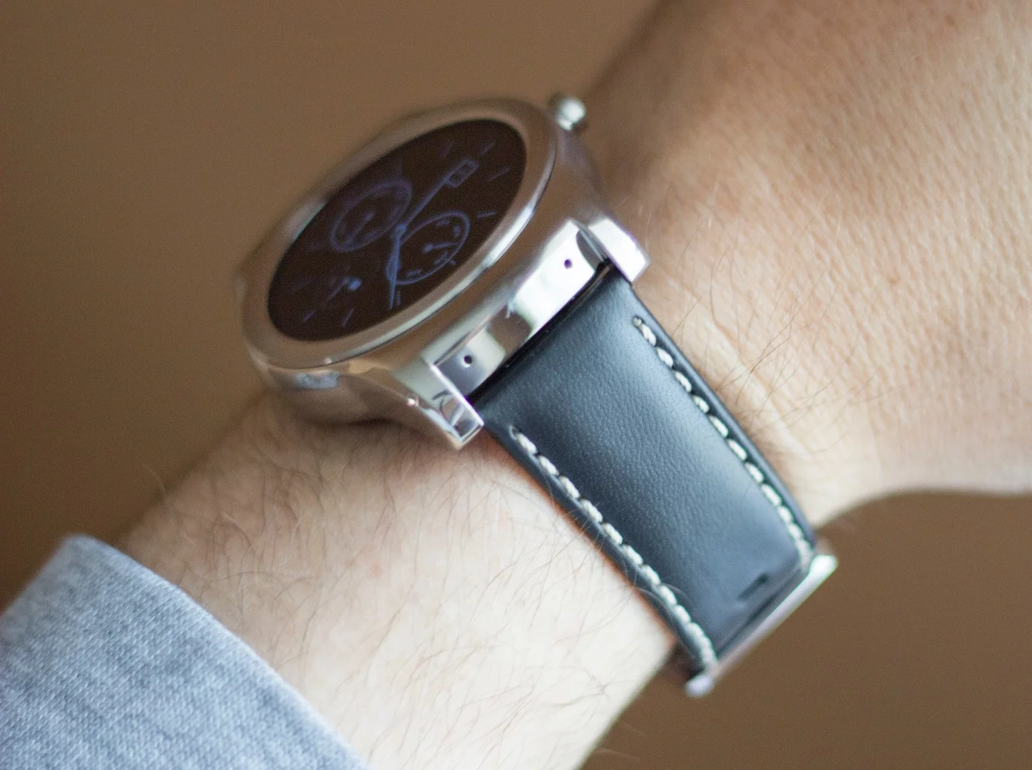The Watch Urbane's stainless steel body and default leather band (Photo: Will Shanklin/Gizmag.com)