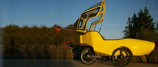 The Tripod's lid incorporates two gas-filled struts