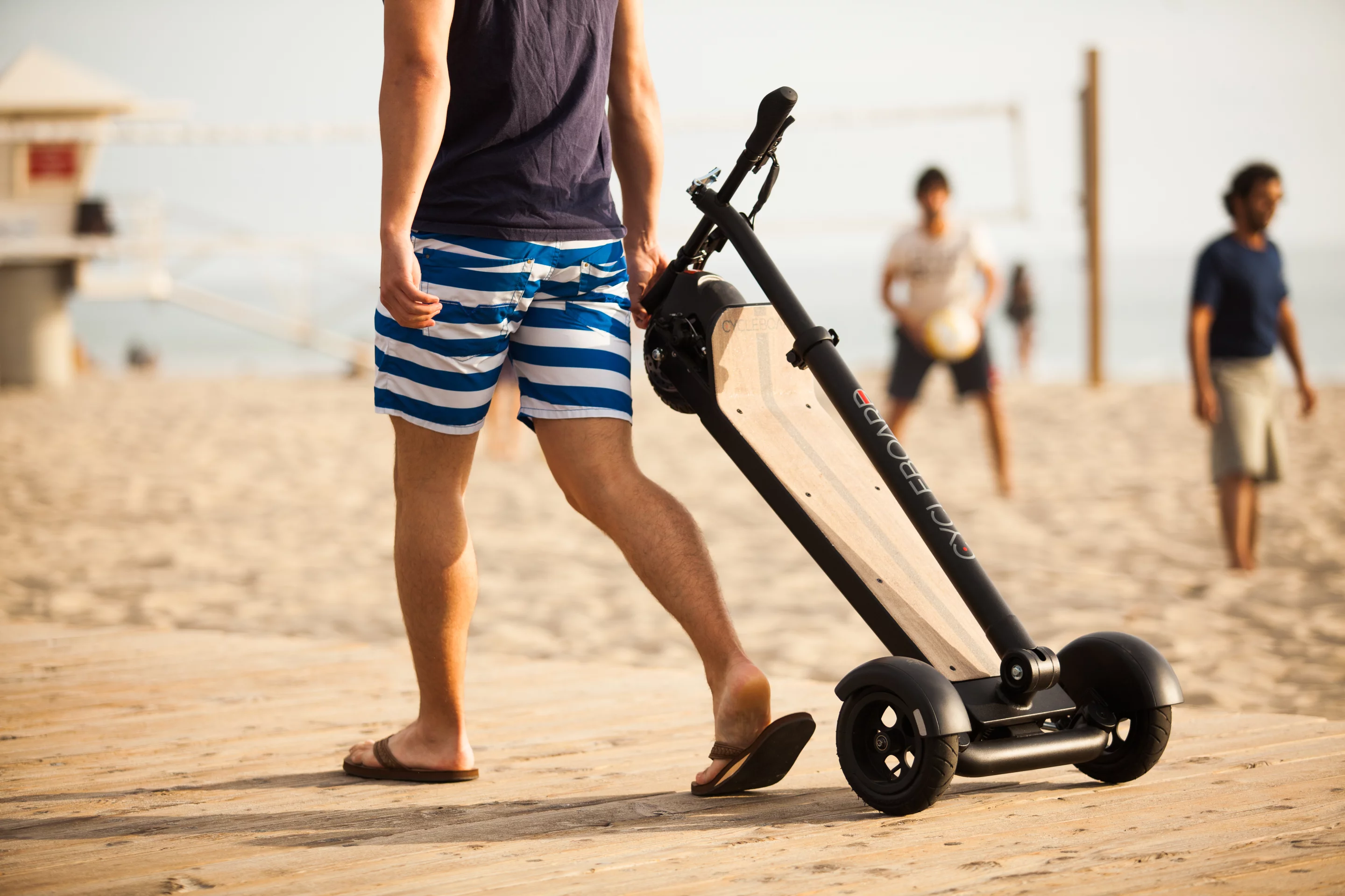 CycleBoard features a folding handle design that makes it easier to carry, stow, or pull along like wheeled luggage