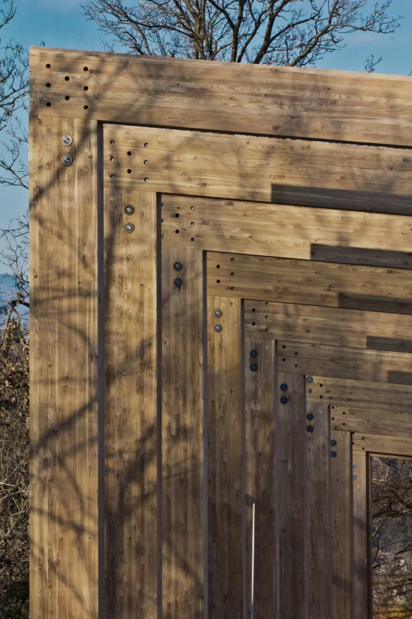 The frame system has been carefully designed to be completely hidden and the chosen materials also blend into the surrounding landscape