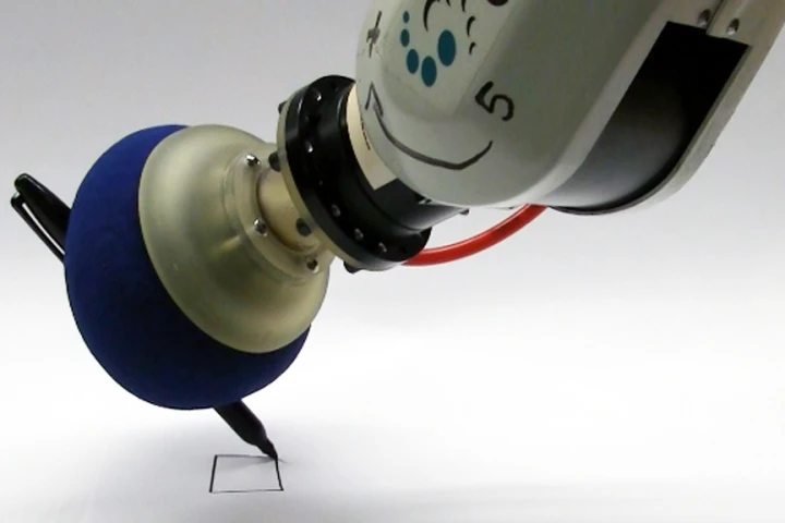 The universal gripper writing with a pen (Image: John Amend, Cornell University)