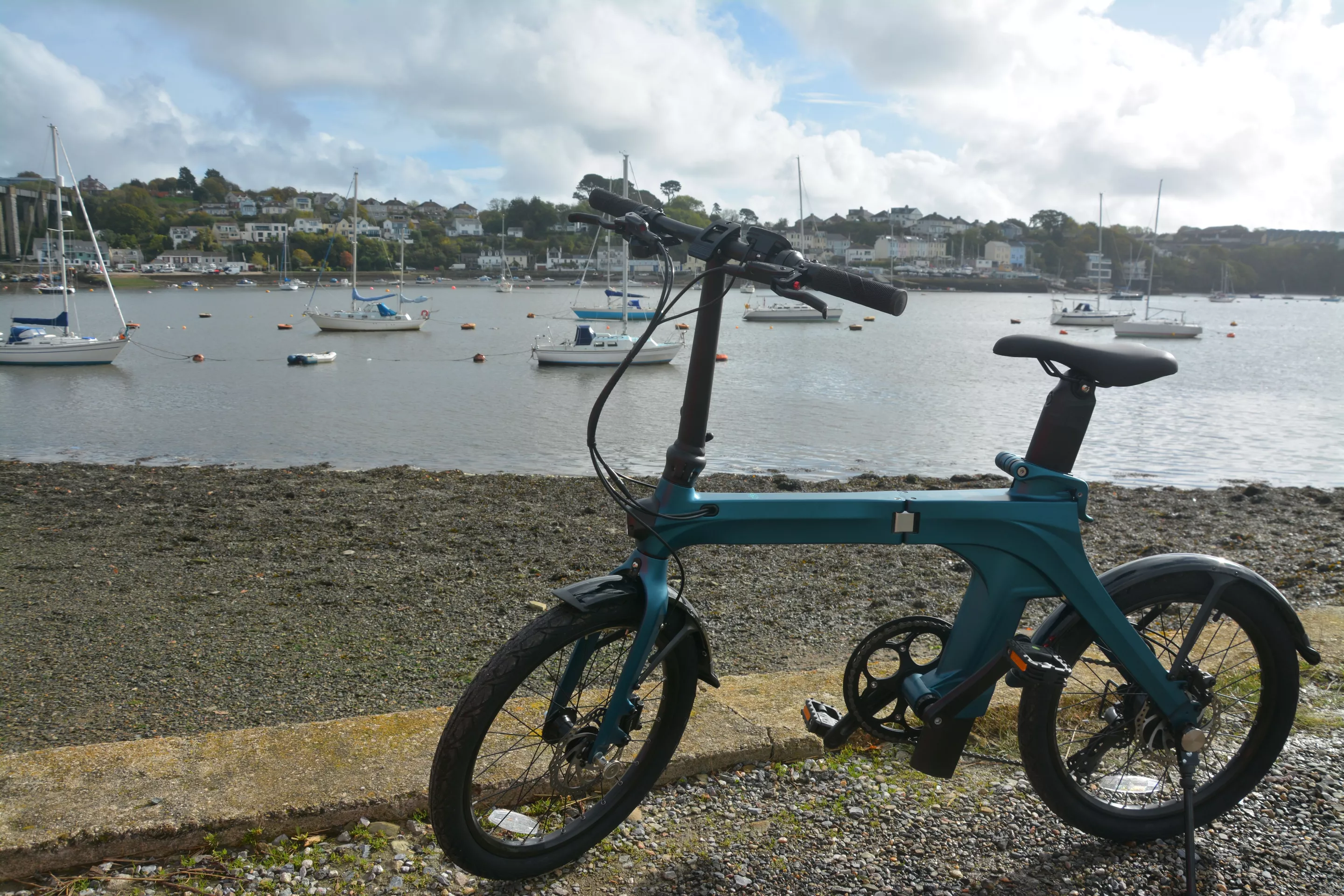 Fiido has adjusted the handlebar stem angle for a more comfortable ride, and the fenders have been upgraded for improved durability