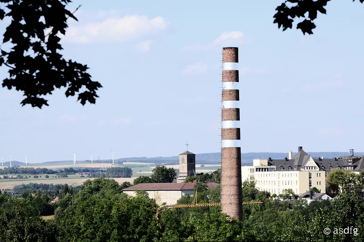 A disused smoke stack in the town of Kassel, more or less at the very heart of Germany, has undergone a peculiar transformation (Photo: asdfg)