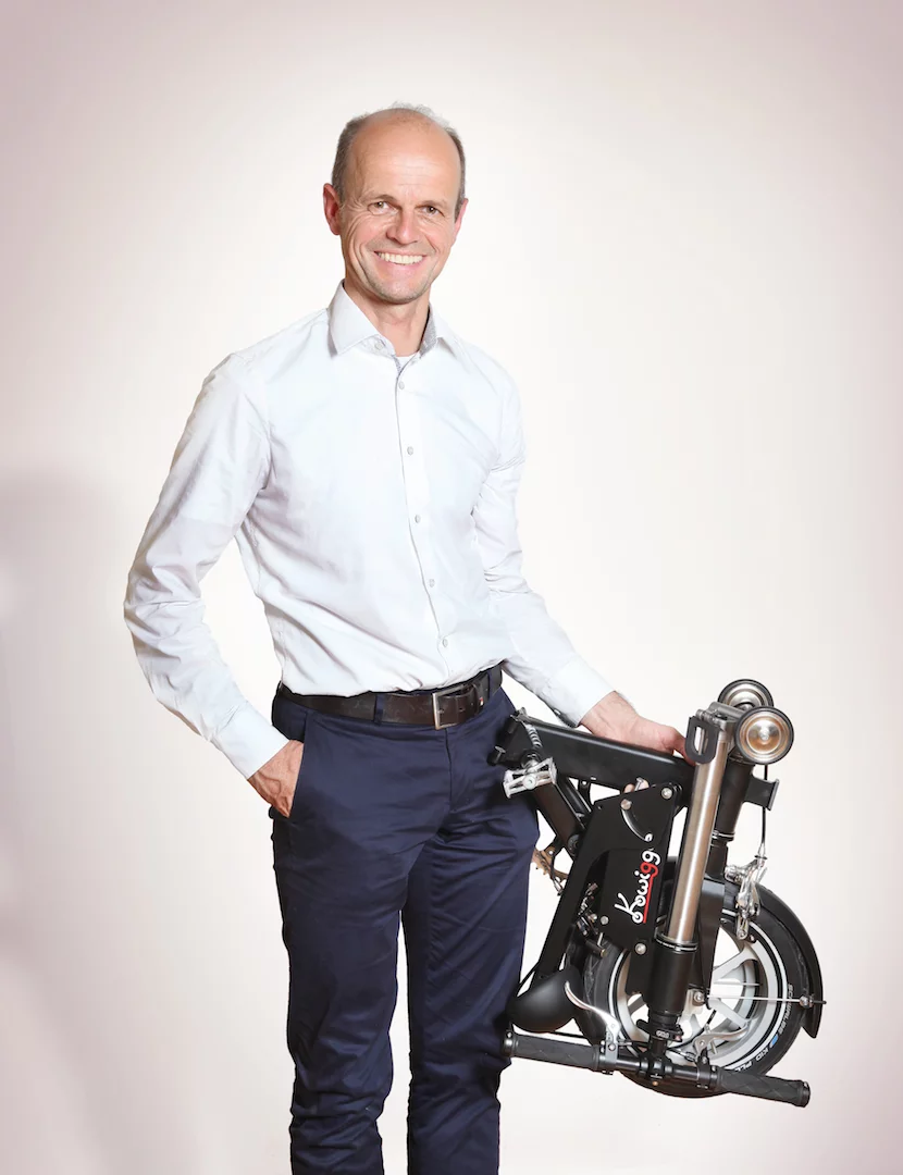 Weighing 8.5 kg (18.7 lb), the Kwiggle is portable, and can be dragged along the ground with its two small wheels