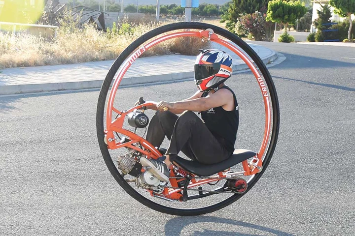 The Make it Extreme team show how to build this funky monowheel from scratch