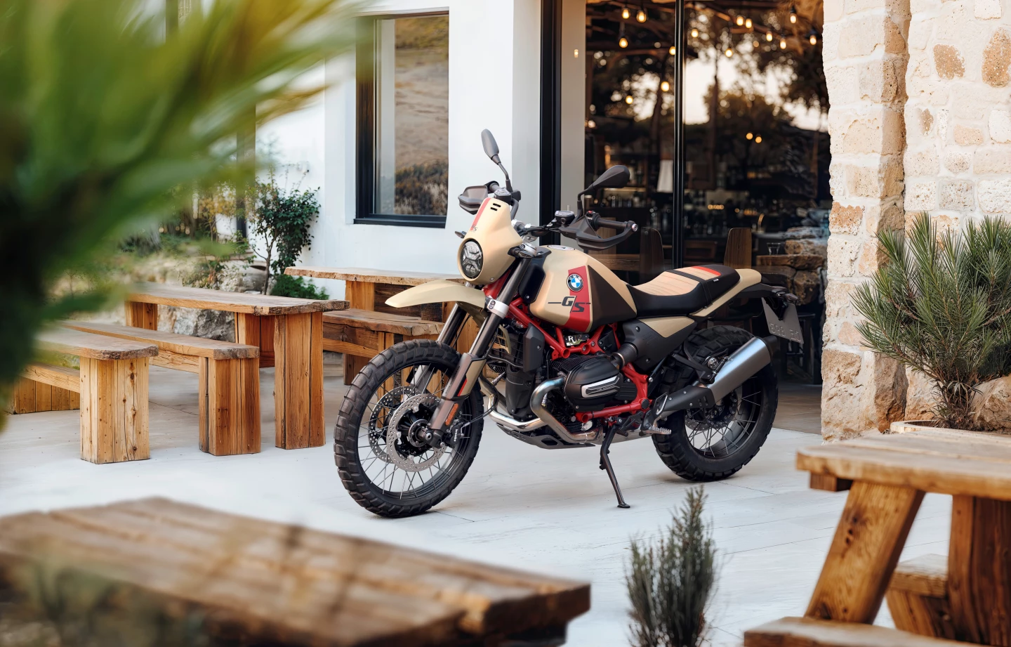 The R 12 G/S sports a new Paralever rear swingarm with fully-adjustable upside-down telescopic front forks and rear shocks