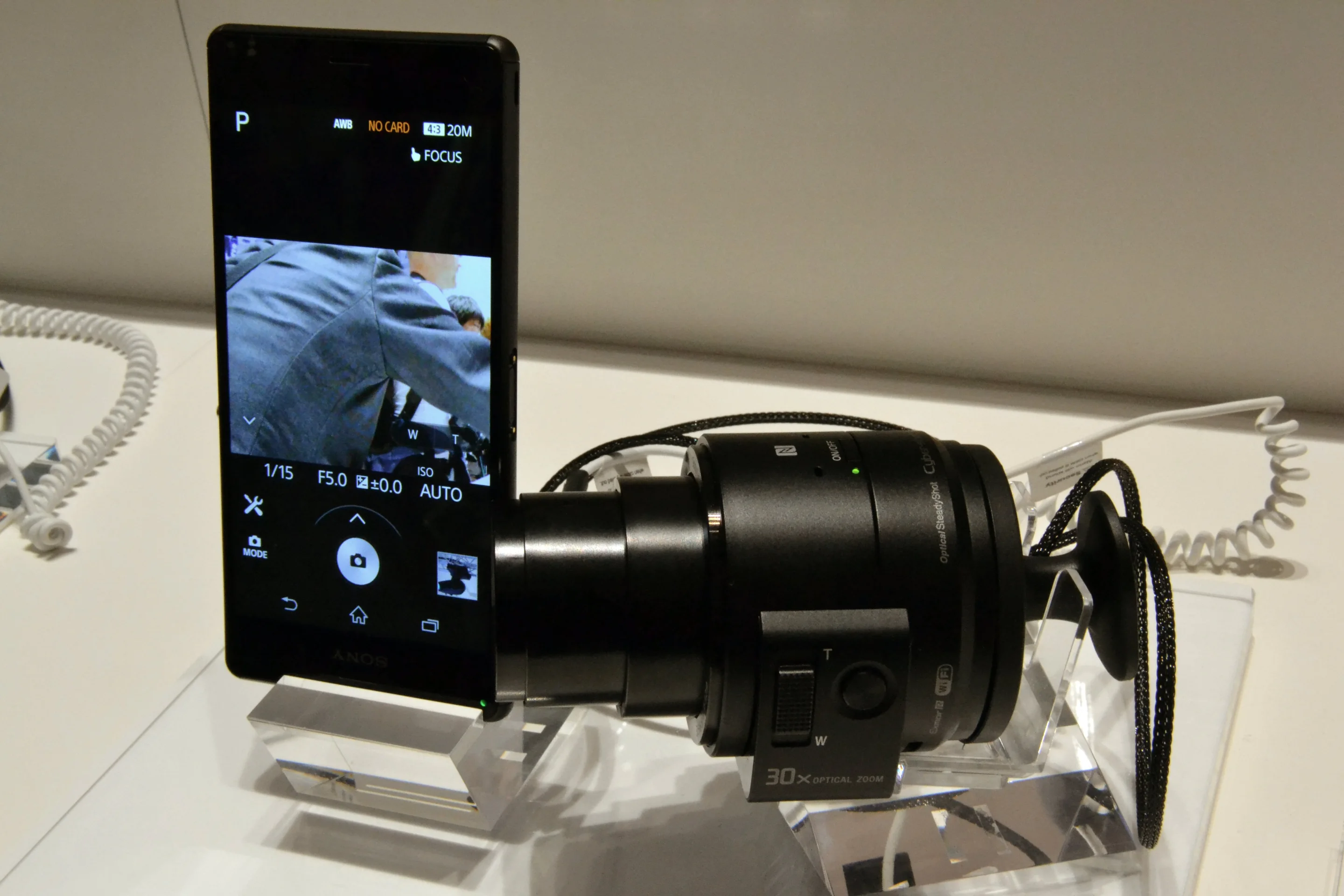 The DSC-QX30 has a 1/2.3-inch type 20.4-megapixel Exmor R CMOS sensor, paired with a 24-720-mm equivalent F3.5-F6.3 zoom lens(Photo: Paul Ridden/Gizmag)