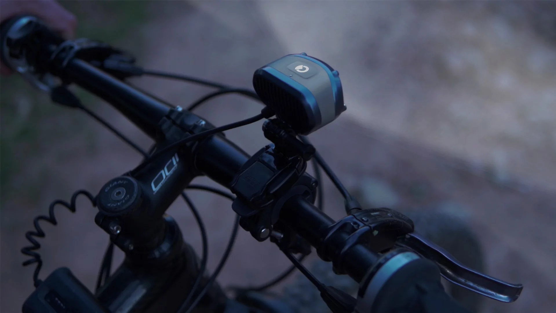 The Carbi utilizes a built-in accelerometer to determine the speed of the bike, so it can automatically adjust its beam accordingly – that beam is wide when the cyclist is going slower, but sharpens to a farther-reaching spotlight as they go faster