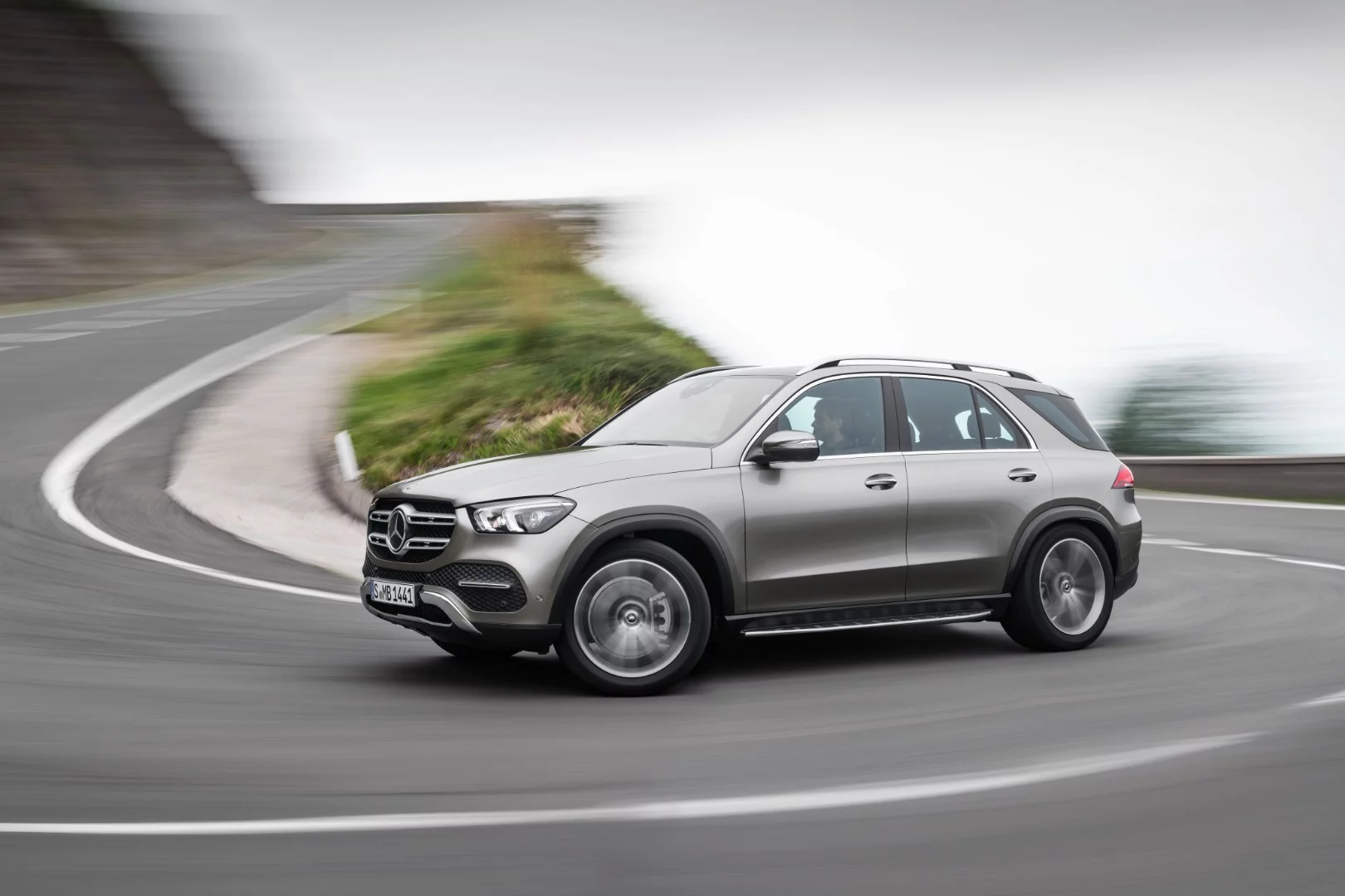 2019 Mercedes-Benz GLE: leans into the corners to counteract cornering forces
