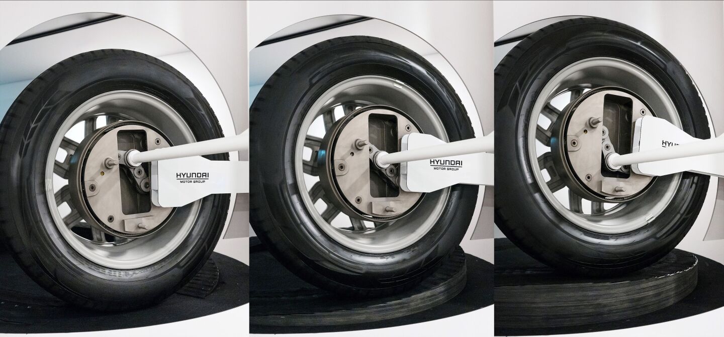 These sequential images show how the linkage allows for continuous power transmission even as the wheel moves up and down