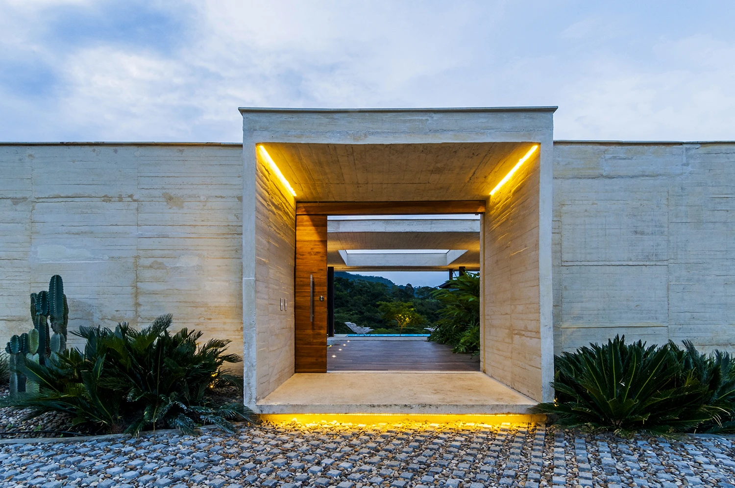 Casa 7A features a layout that is largely open to the elements but still allows a degree of privacy (Photo: David Uribe)