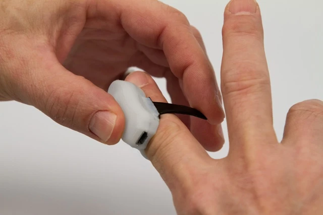 The 3D mouse uses a combination of sensors and algorithms to collect finger movement information (Photo: Innovative Developments LLC)