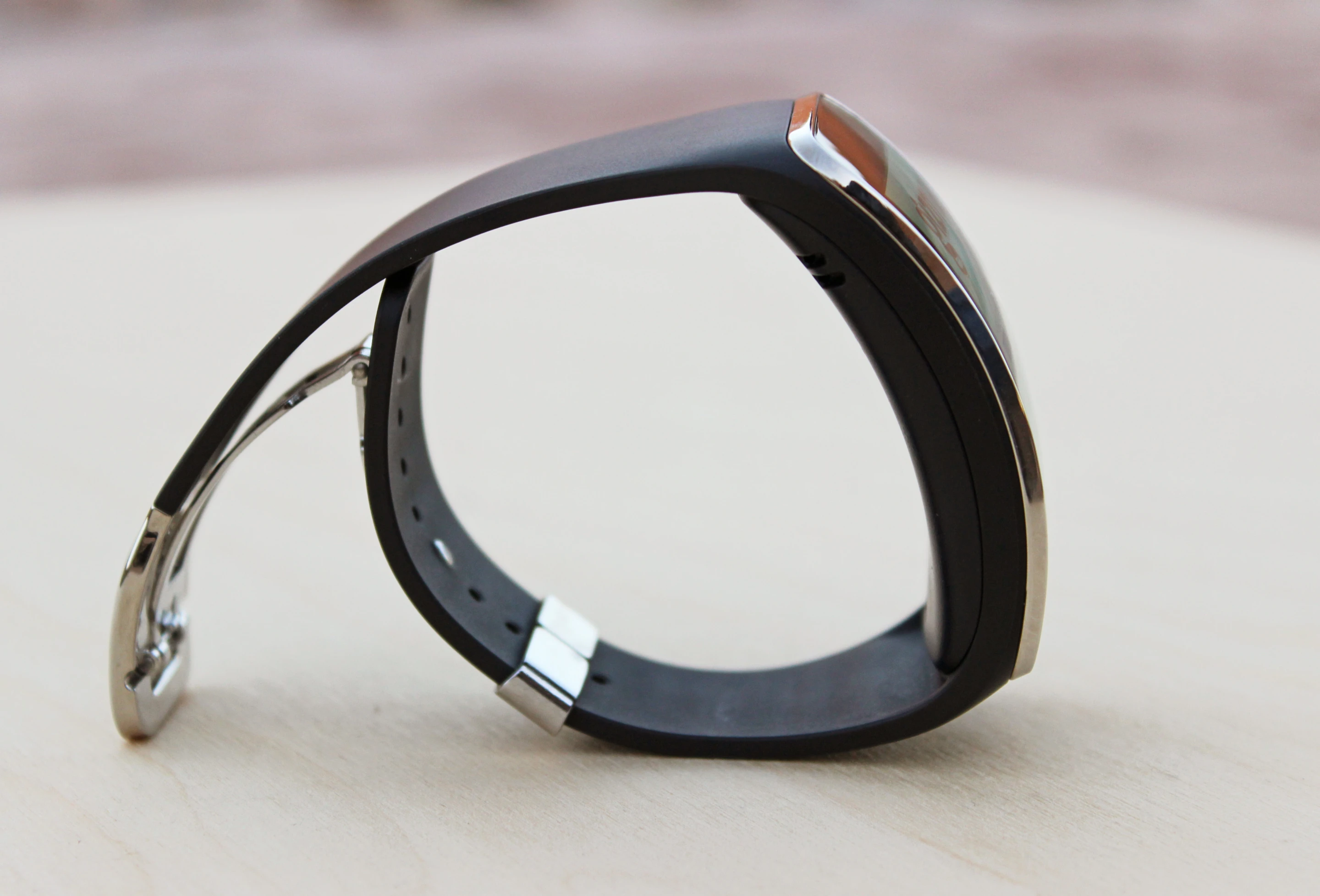 The Gear S' main body is 12.5 mm (0.49-in) thick (Photo: Will Shanklin/Gizmag.com)