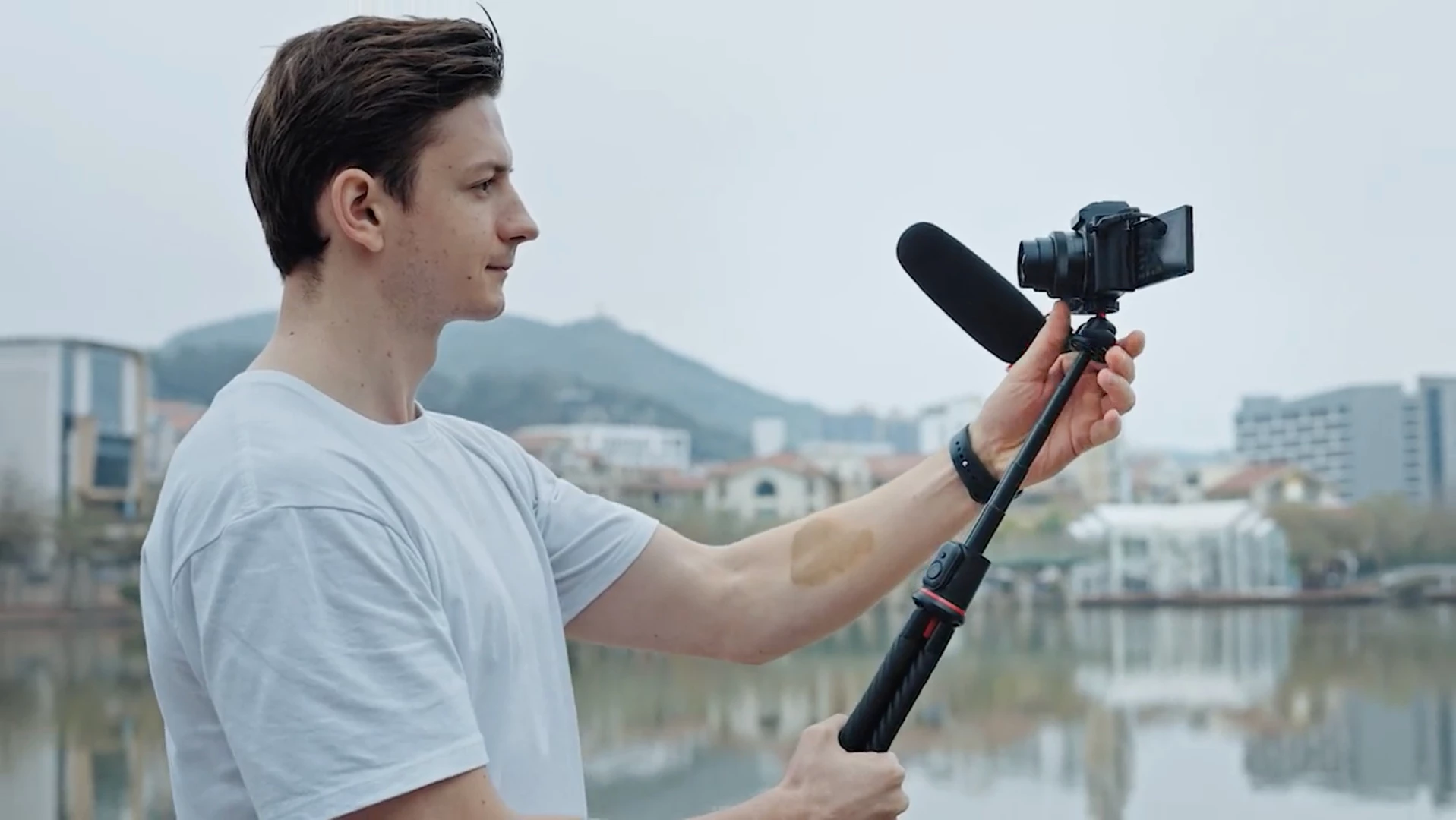 The Tokqi CO3 Octopus in camera-handle/selfie-stick mode