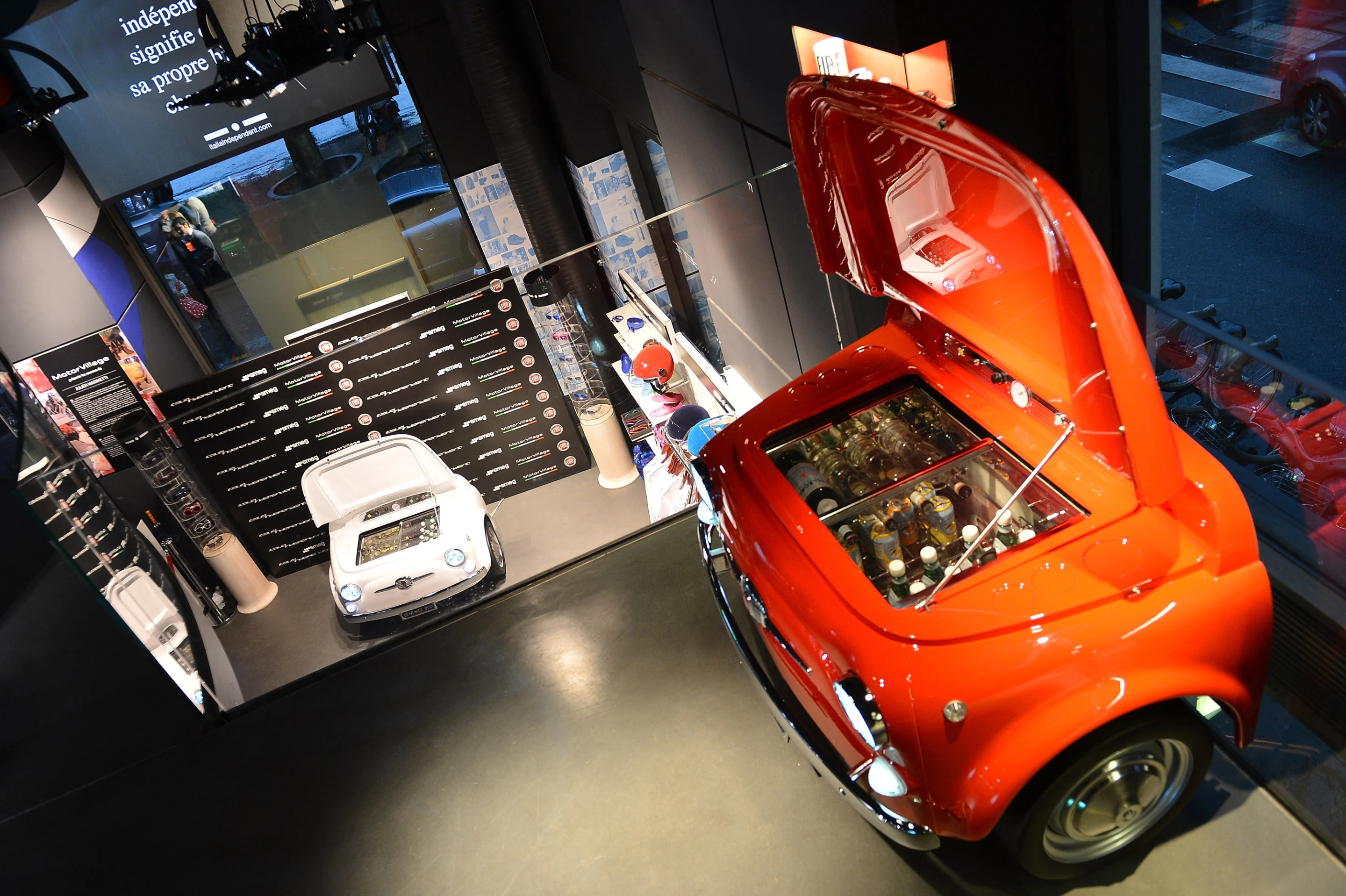 Available in white, green or red, the SMEG 500 fridge can be ordered directly from Fiat starting this June