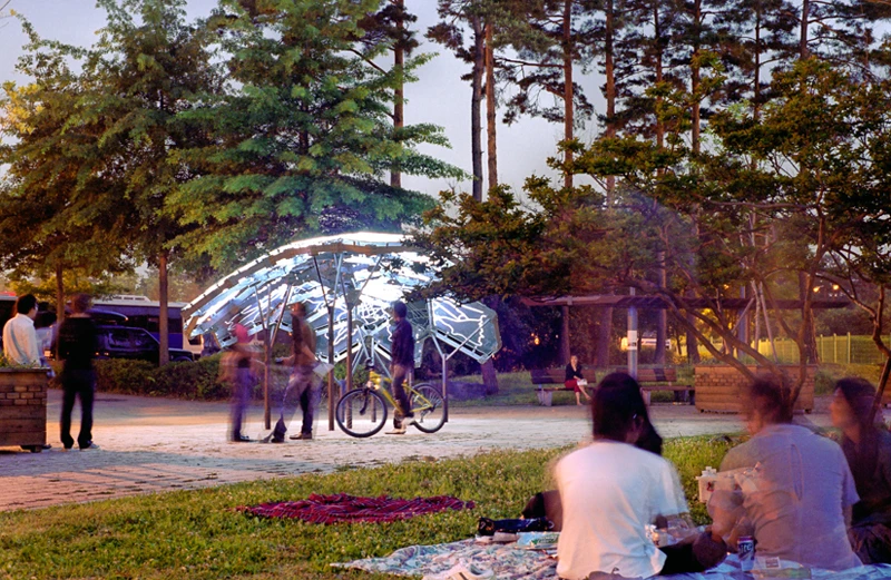 The installation interacts with users by responding to text messages sent to it - blinking panel lights and supplying citizens with data about air quality