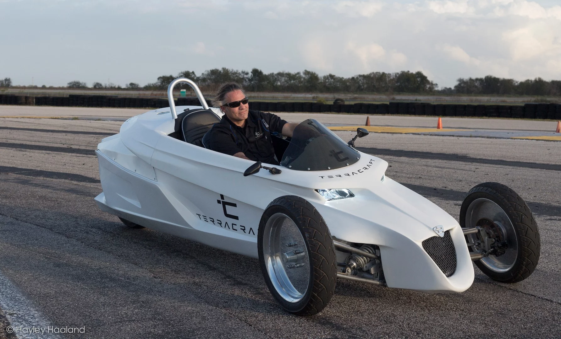 Terracraft SuperTrike: carves curves with high corner speeds on a racetrack