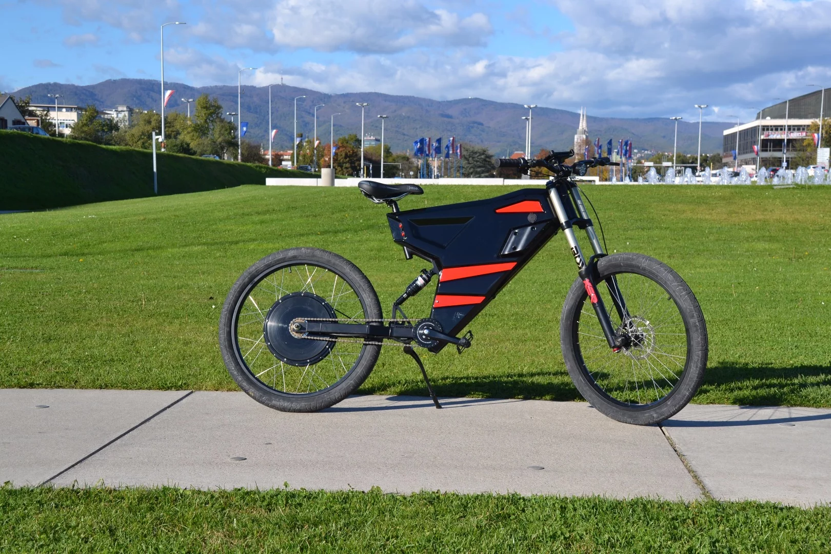 The Grunner X features a 3 kW motor and a Li-ion battery pack reported capable of up to 350 km of range between charges