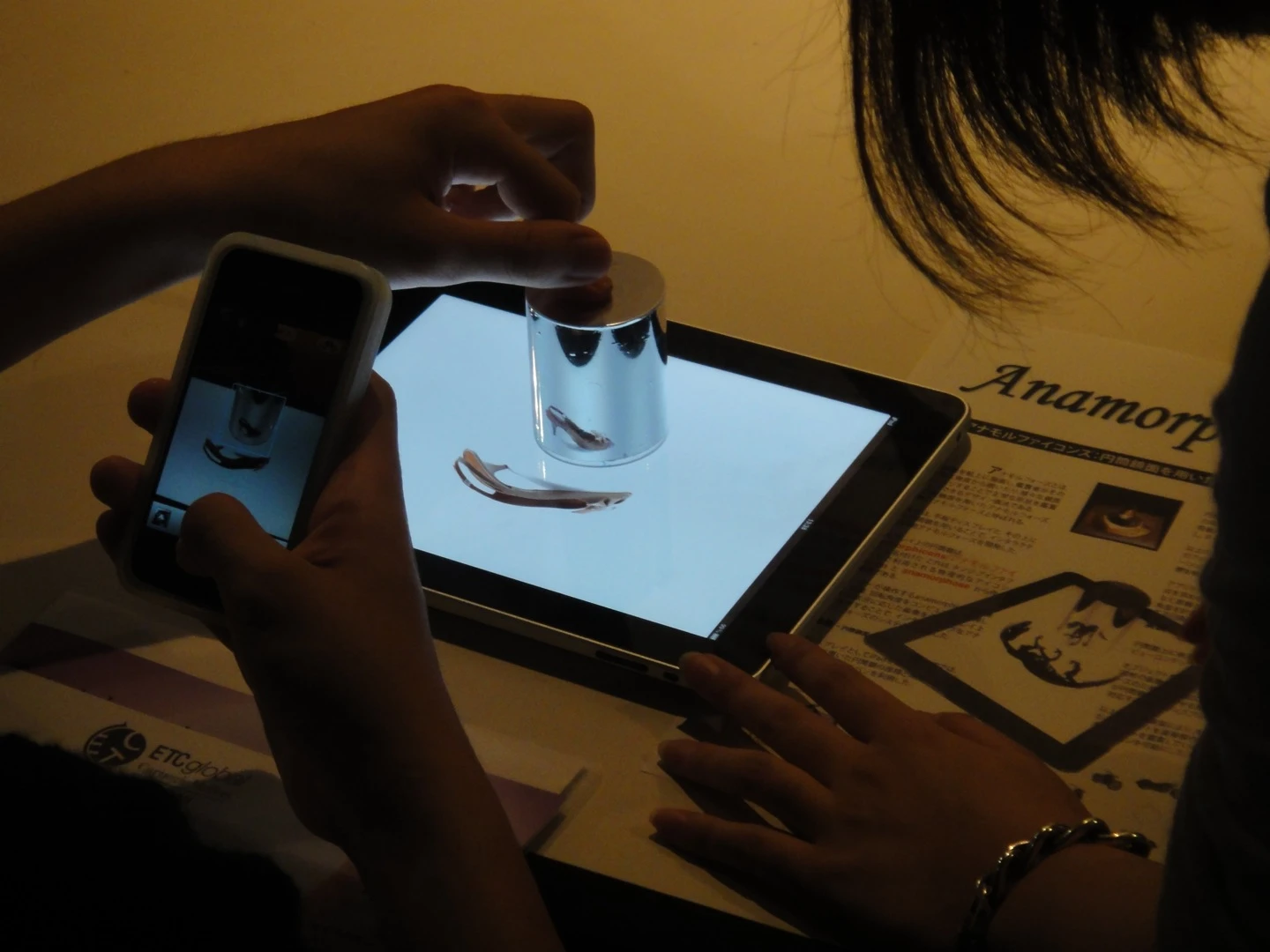 iPad anamorphicon with 3D display device (Photo: DigInfo)