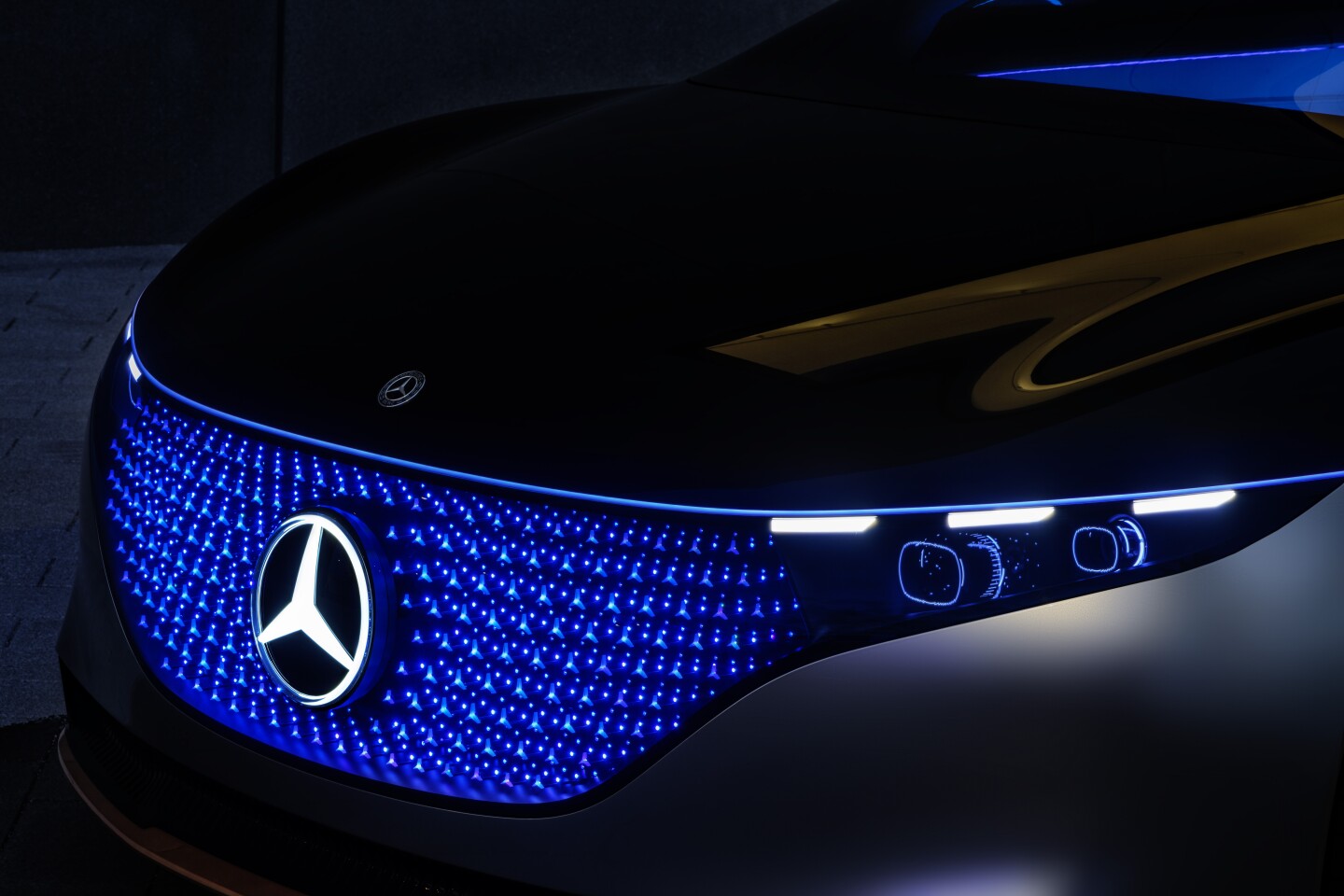 The digital front grille gives an amazing impression of depth