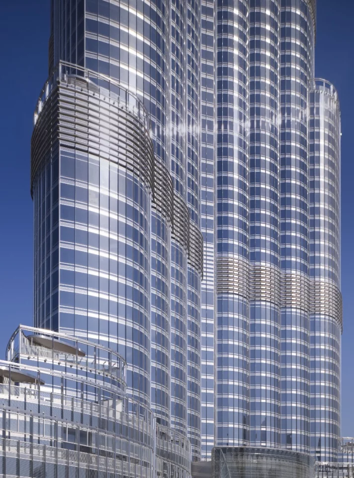 The Burj Khalifa features a novel design which, according to SOM, "confuses" the wind and prevents wind vortexes from becoming dangerously powerful