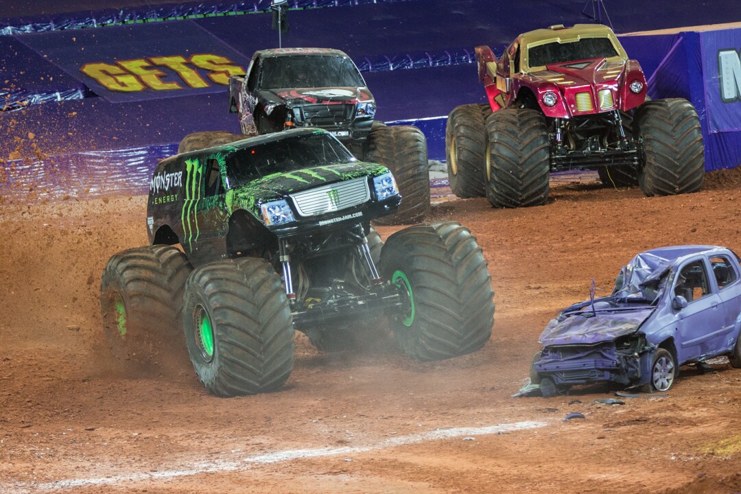 Video How to drive a monster truck