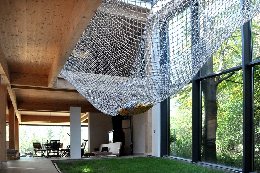 Passive House Che features an internal courtyard with a lawn and a "net lounge"