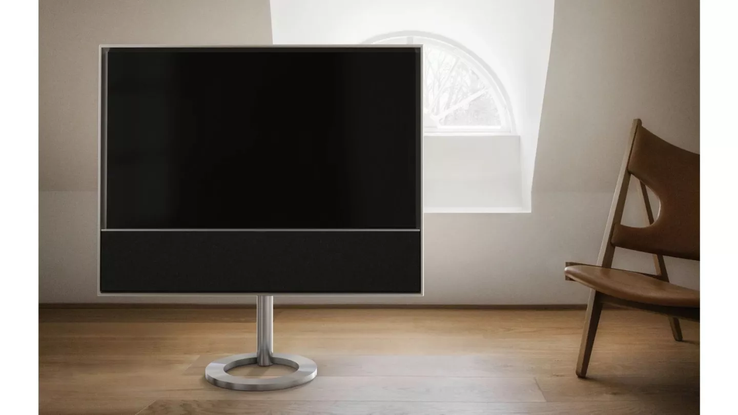 The integrated soundbar rocks 11 speaker drivers, each powered by its own 50-W amplifier