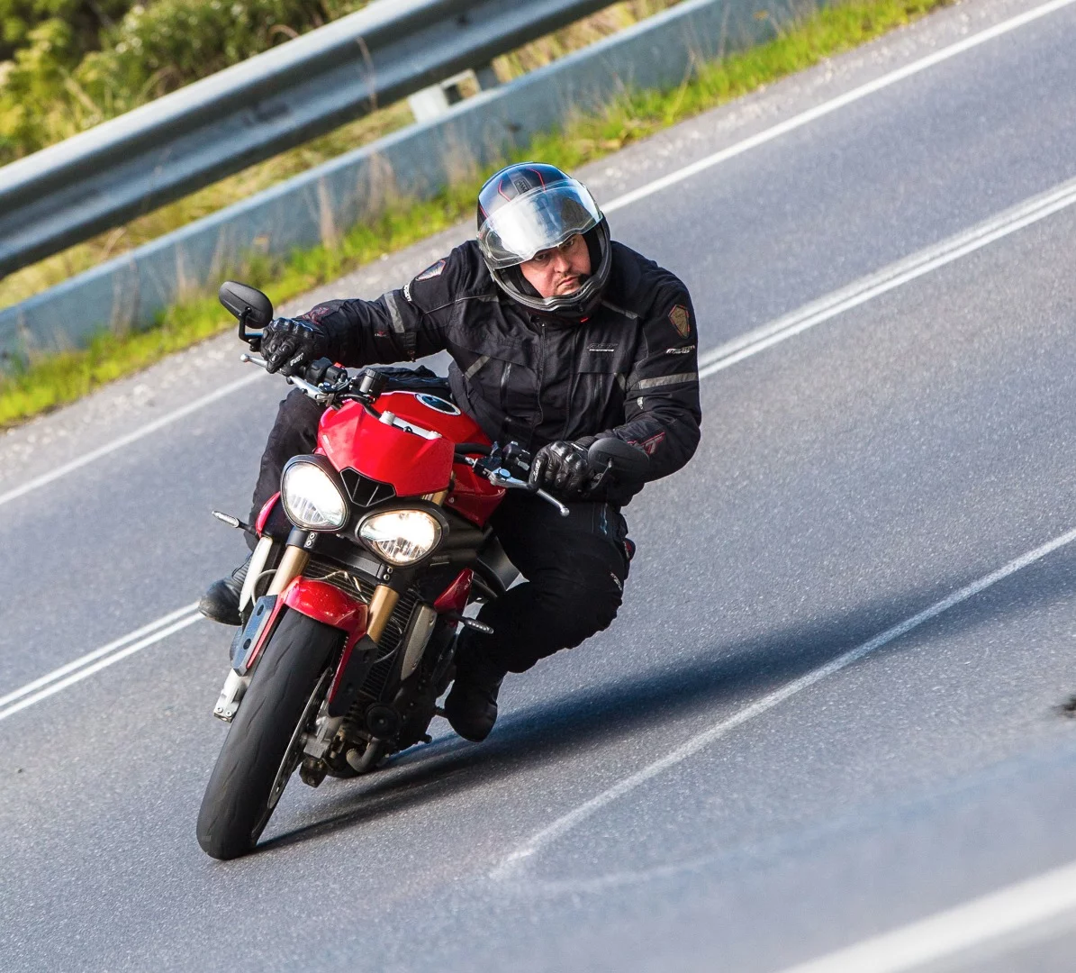 Triumph Speed Triple S: suspension starts feeling a little cheap in a fast, bumpy corner