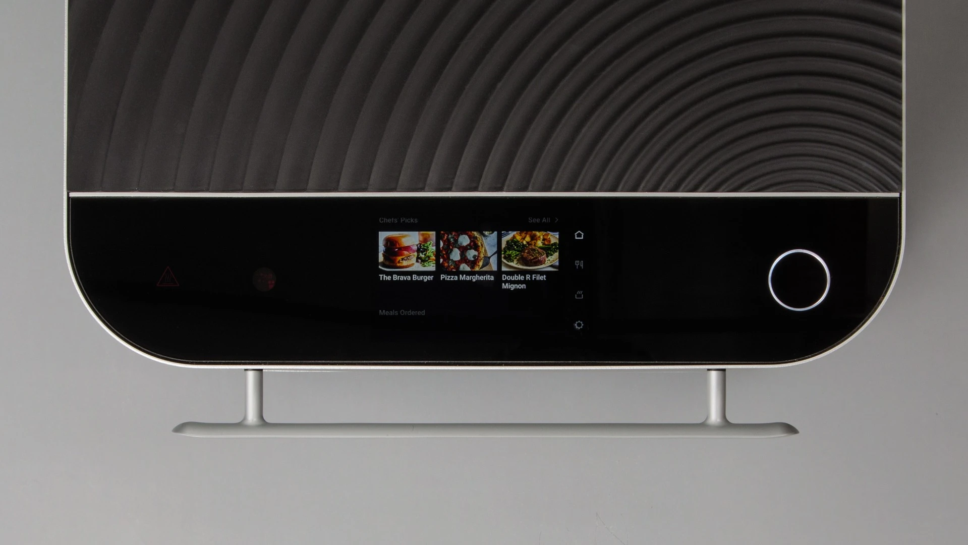 A livestream of the inside of the Brava oven can be seen on the device's screen, or through the smartphone app