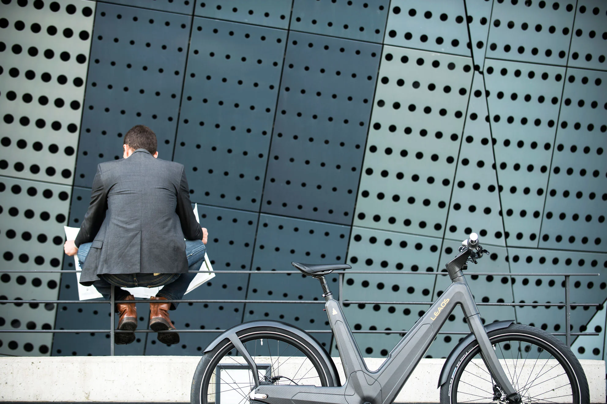 The Leaos e-bike features a self-supporting unisex carbon fiber monocoque frame