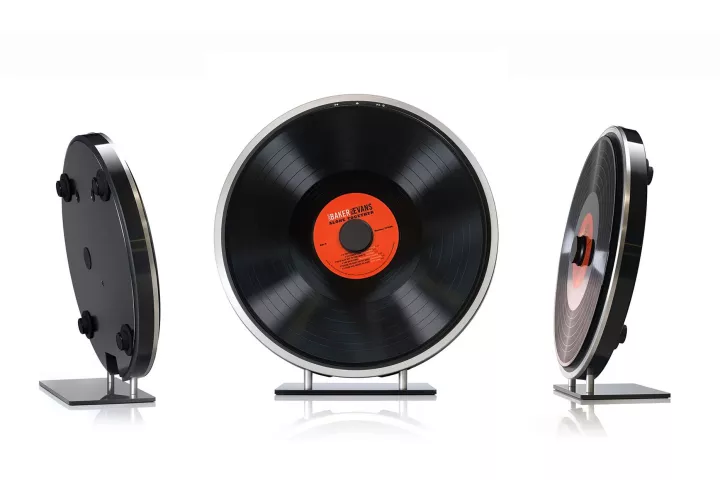 The Black Wheel turntable plays the flip side of the record courtesy of a digitally controlled linear tonearm housed inside the base