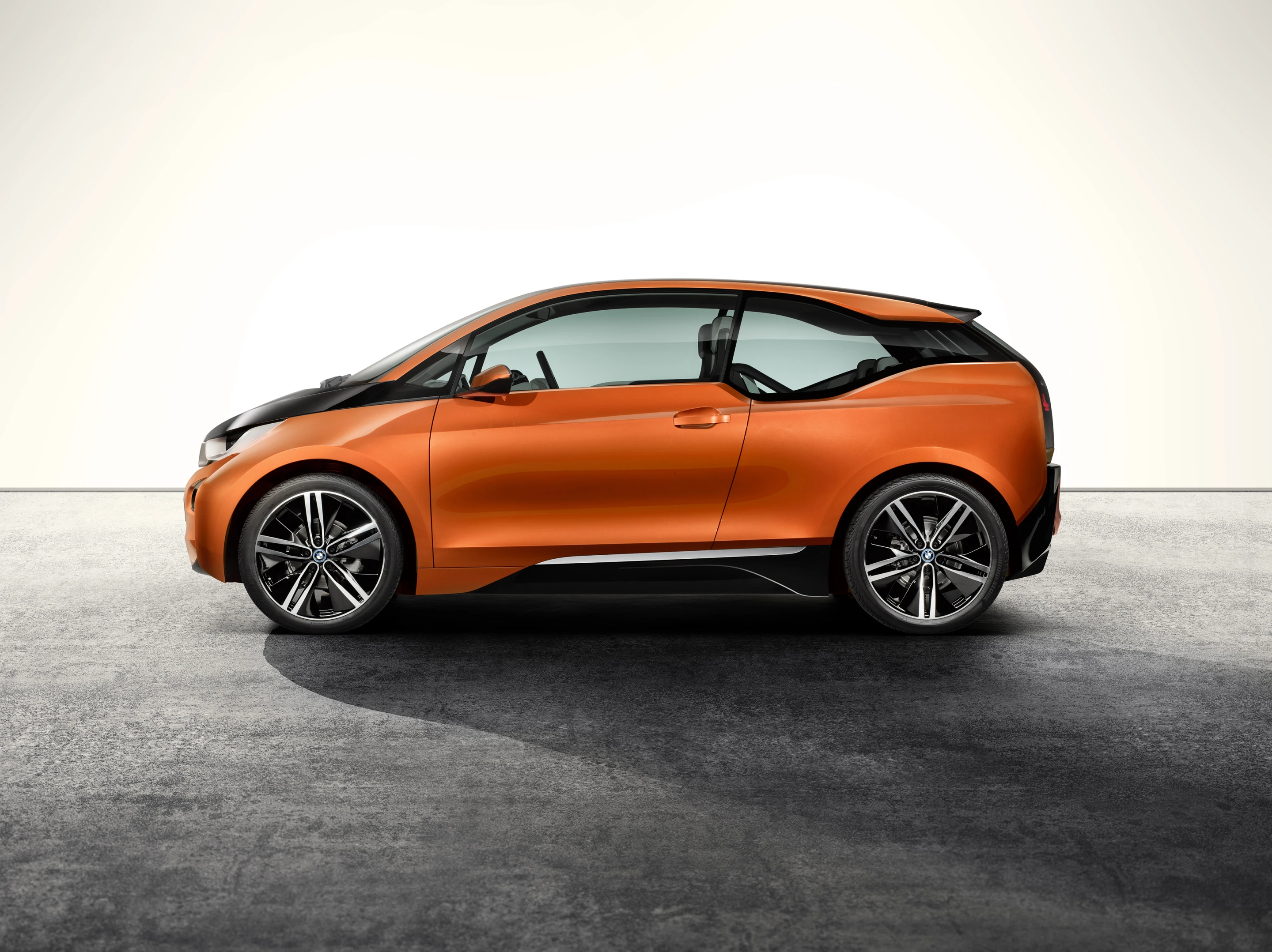 With a bubble-like urban design, the i3 includes copious amounts of glass and light-weight carbon fiber-reinforced plastic (CFRP)
