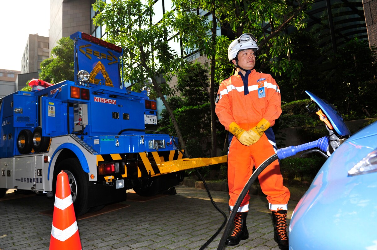 The JAF roadside crew charging a Nissan LEAF (Photo: Nissan)