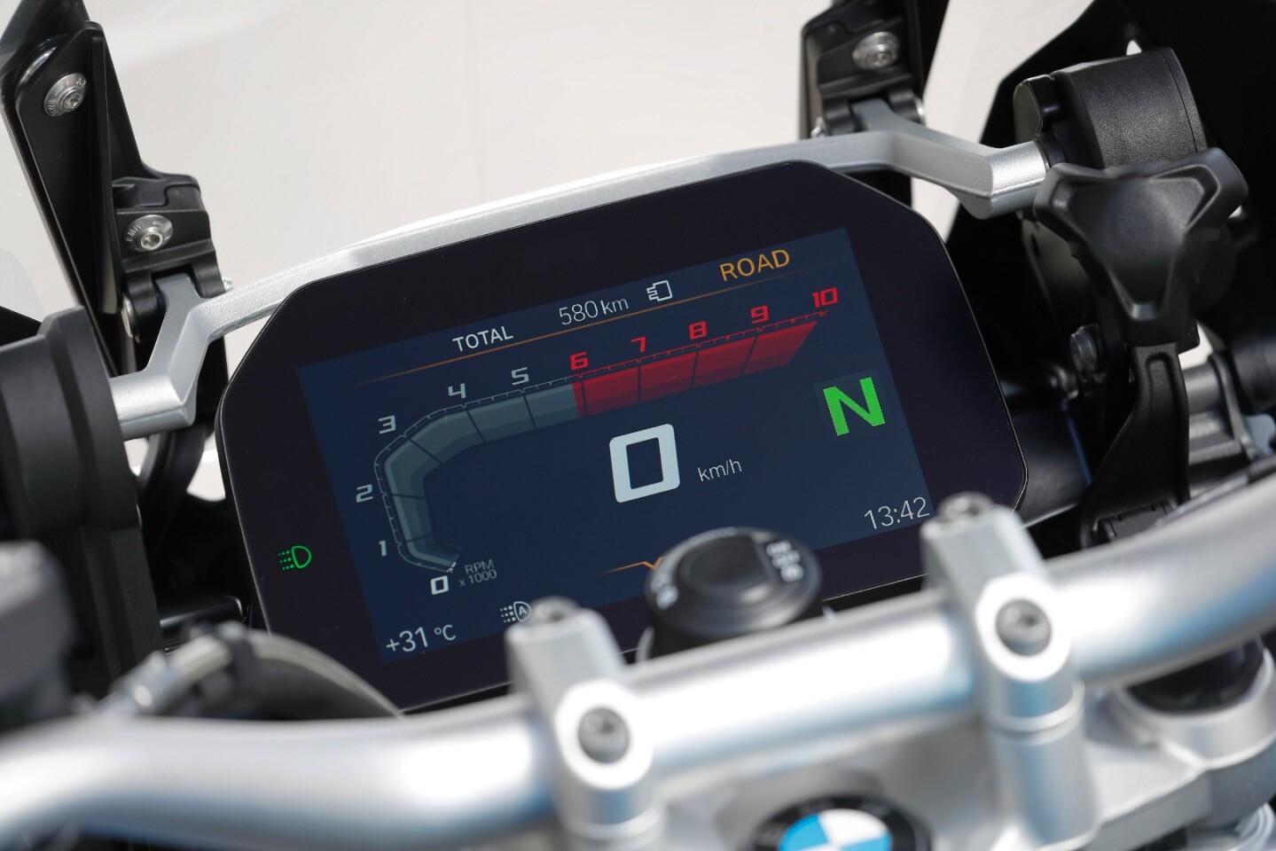 The 6.5-inch display of the 2019 R 1250 GS can be connected with a smartphone via BMW's free app