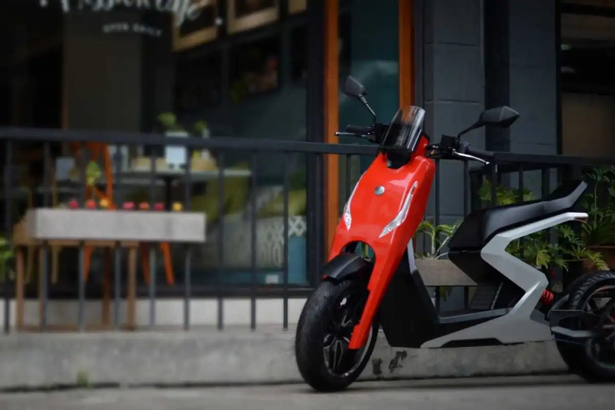 The Zapp i300 electric scooter has a top speed of 60 mph, with a monstrous 587 Nm of torque getting from 0-30 mph in 2.35 seconds