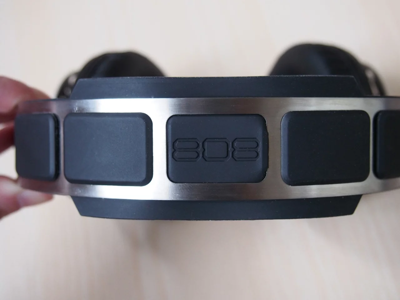 Build quality is good and the headphones click satisfyingly when adjusted (Photo: Adam Williams/Gizmag)