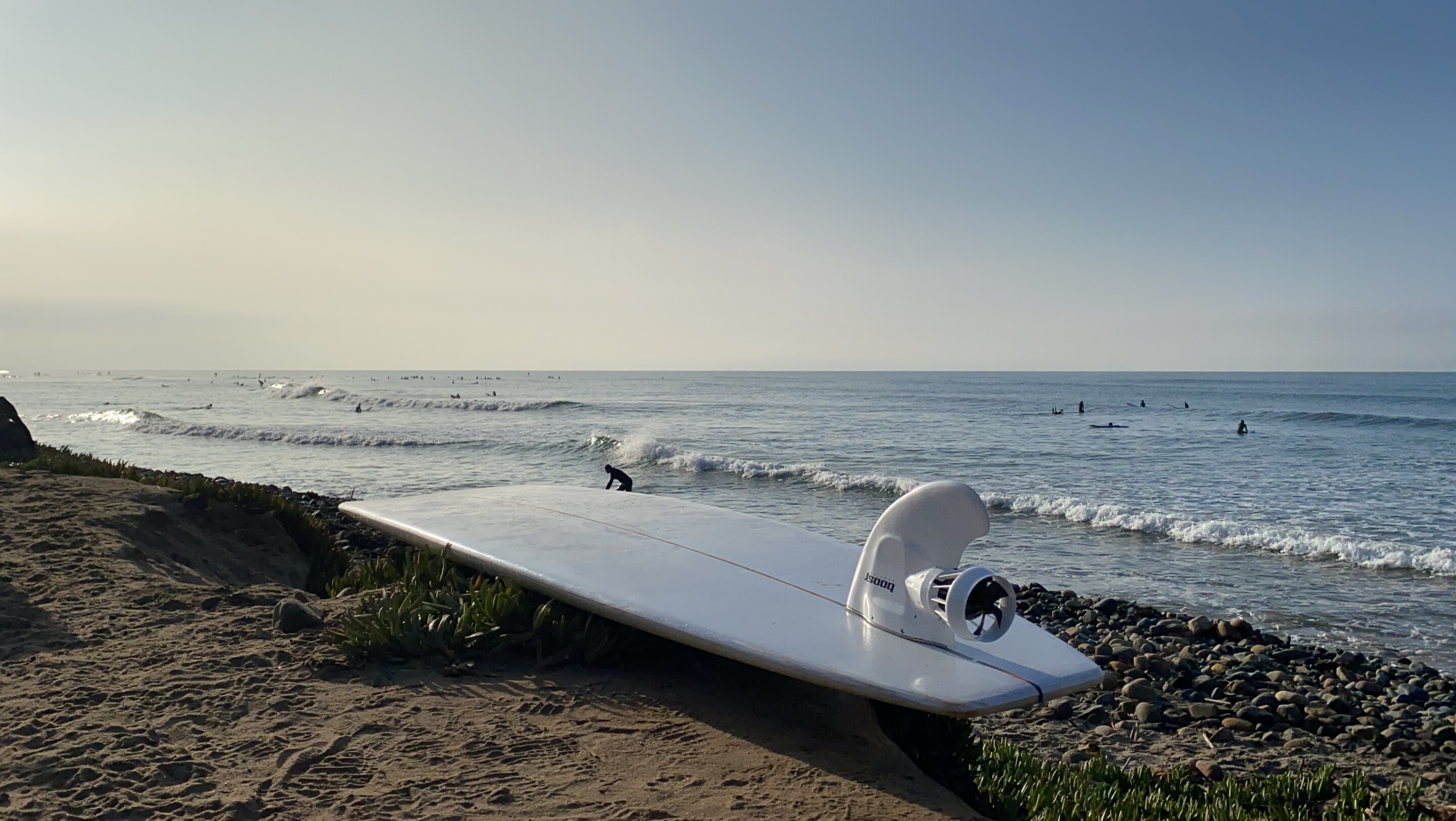 Motorized fin gives surfers a boost