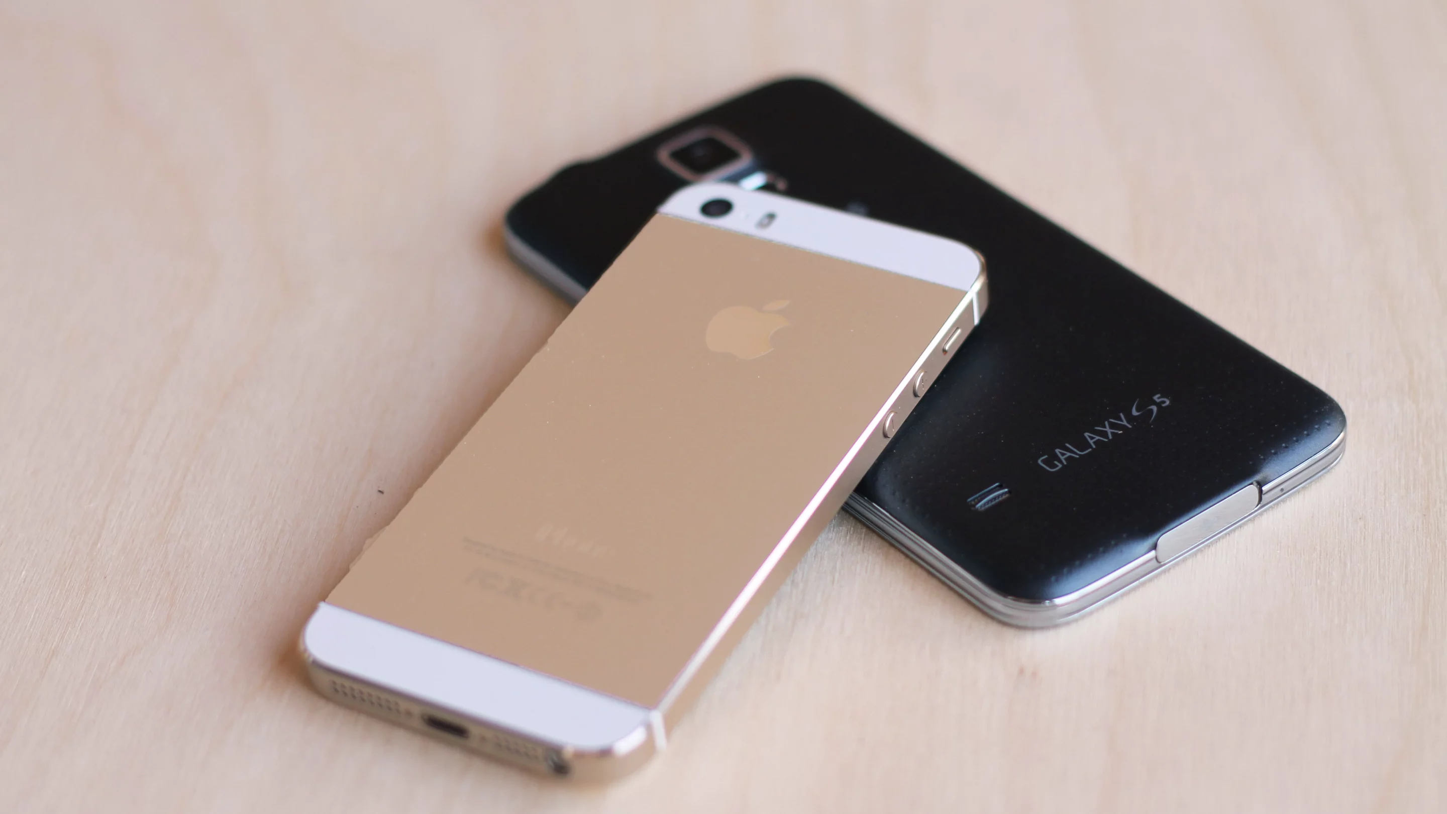 Gizmag goes hands-on to compare the Apple iPhone 5s and Samsung Galaxy S5