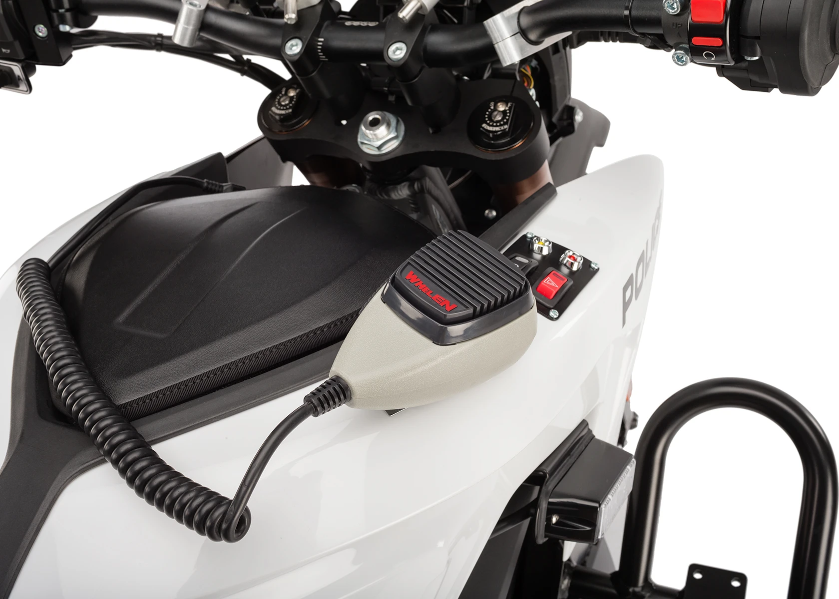 A programmable Whelen siren system with PA and microphone comes as standard
