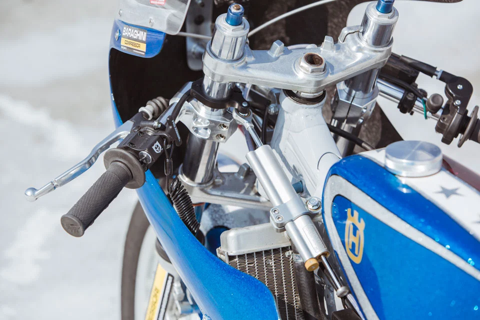 R6 forks, lowered top yoke, Ohlins steering stabilizer, no front brake. The Husqvarna WR360 is ready for Bonneville