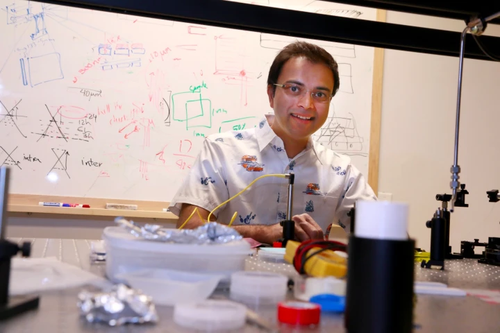 University of Utah Electrical and Computer Engineering professor Rajesh Menon has developed a new camera color filter which could improve low light smartphone photography