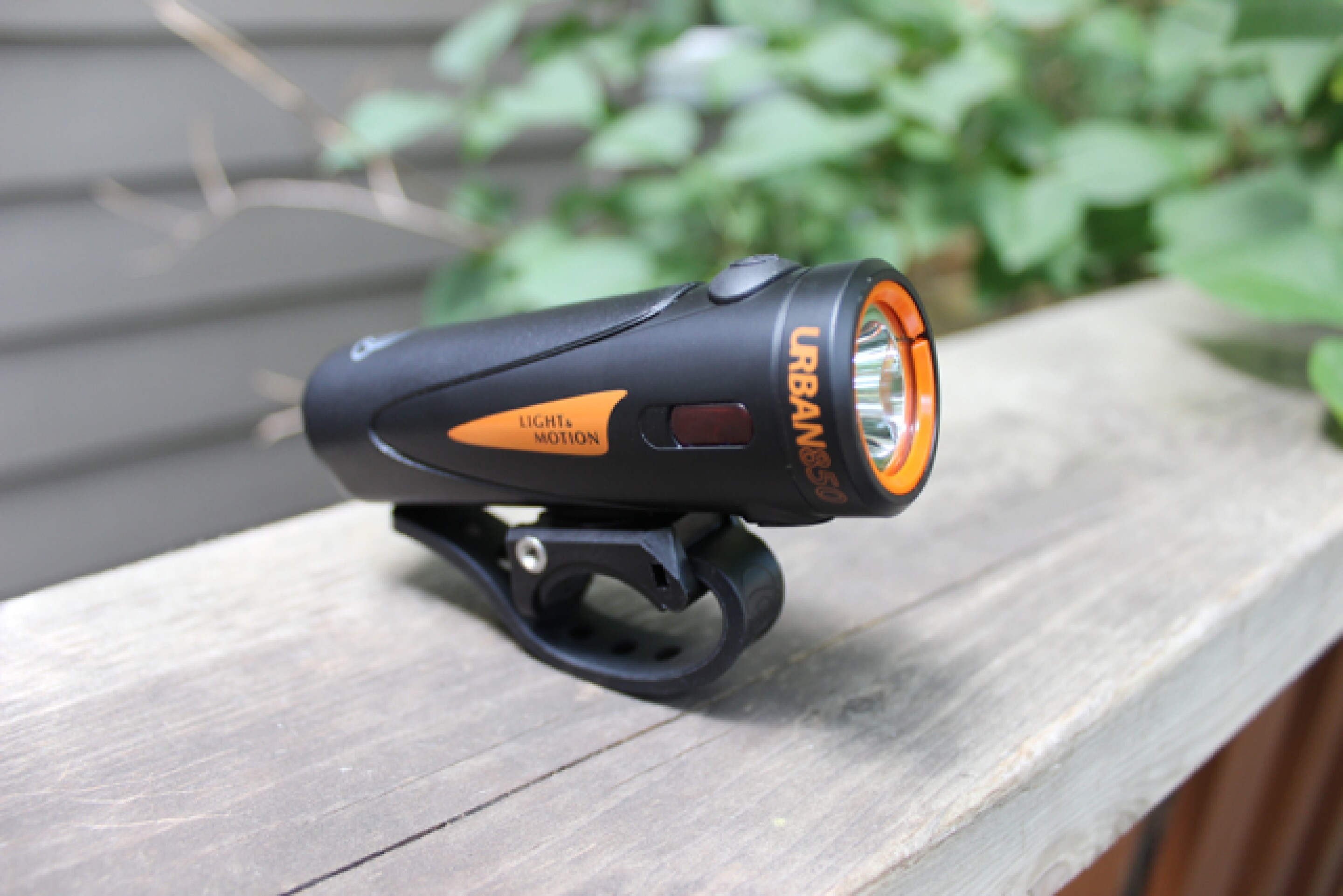 Review Light & Motion Urban Trail 850 FC bike light is compact but