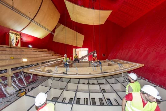 Inside the concert hall, the walls have been equipped with a series of hanging raw-wood acoustic panels (Photo: Marco Caselli Nirmal)