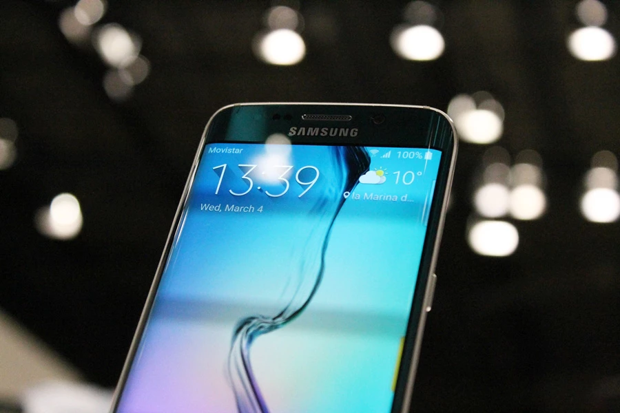 Galaxy S6 edge (Photo: Stu Robarts/Gizmag.com)