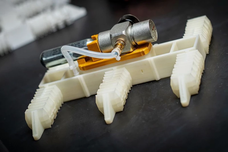 Air-powered Hexapod Robot is 3D-printed in One Soft and Flexible Piece ?url=http%3A%2F%2Fnewatlas Brightspot.s3.amazonaws.com%2F96%2Fb4%2Fa604c28f4f9696e00c60bfb7bf79%2Fucsd Jacobsschool Tolley Lab Monolithic Hexapod 2502 03757 8mp 2