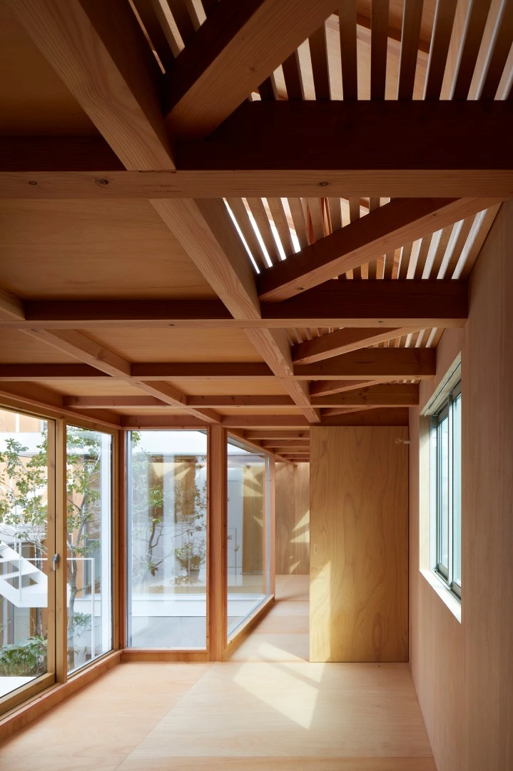 Large floor-to-ceiling windows, shallow balconies and uncluttered spaces reinforce this relationship between interior and exterior of the Loop House